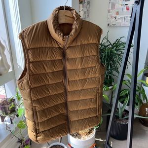 MUJI MEN LIGHTWEIGHT POCKETABLE STAND COLLAR DOWN VEST - size Large